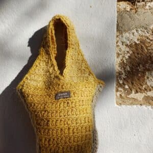 bolso amarillo de lana