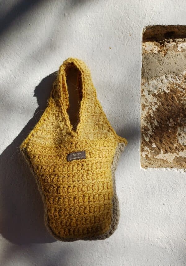 bolso amarillo de lana