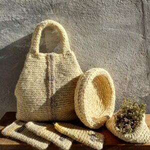 Bolso, cesto y complementos artesanales de lana de oveja latxa