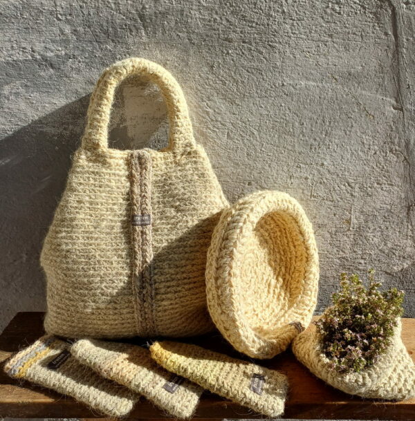 Bolso, cesto y complementos artesanales de lana de oveja latxa